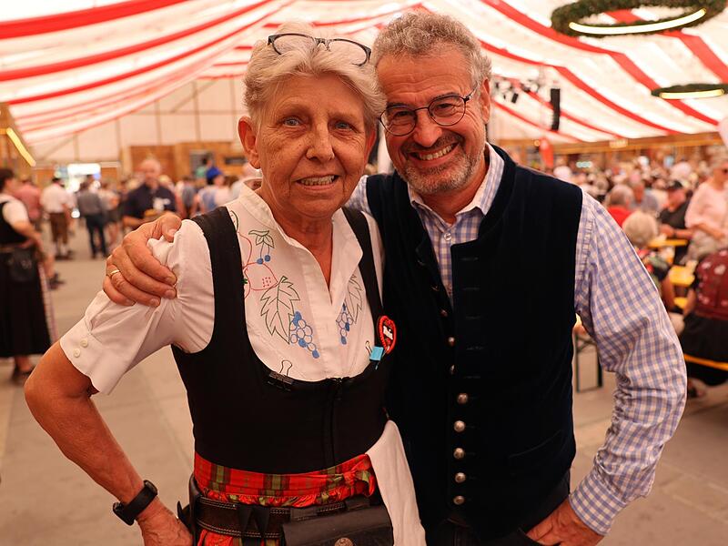 Karin Moelschl ist 70 Jahre alt und kann noch immer kr&auml;ftig zupacken. Bierwochen-Projektleiter Michael Schmid von der Kulmbacher Brauerei ist begeistert.