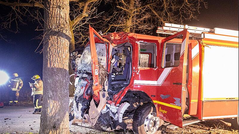 Ein kleines Wunder: Der Fahrer des v&ouml;llig zerst&ouml;rten Einsatzfahrzeuges musste aus der Kabine geschnitten werden, konnte aber an Sonntag das Krankenhaus wieder verlassen.