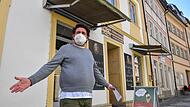 Thomas Haberkamp vom gleichnamigen Café in der Keßlerstraße ist zufrieden angesichts des Entgegenkommens der Stadt. Händler und Gastronomen hatten sich dagegen gewehrt,  Gebühren bezahlen zu müssen  trotz derzeit  nicht möglicher Nutzung von Außenflächen.