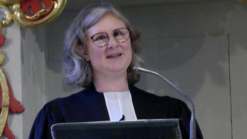 Pfarrerin Anja Strehlau bei ihrer ersten Predigt von der Kanzel der Trebgaster Johanneskirche