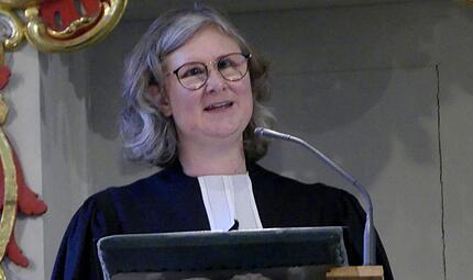Pfarrerin Anja Strehlau bei ihrer ersten Predigt von der Kanzel der Trebgaster Johanneskirche