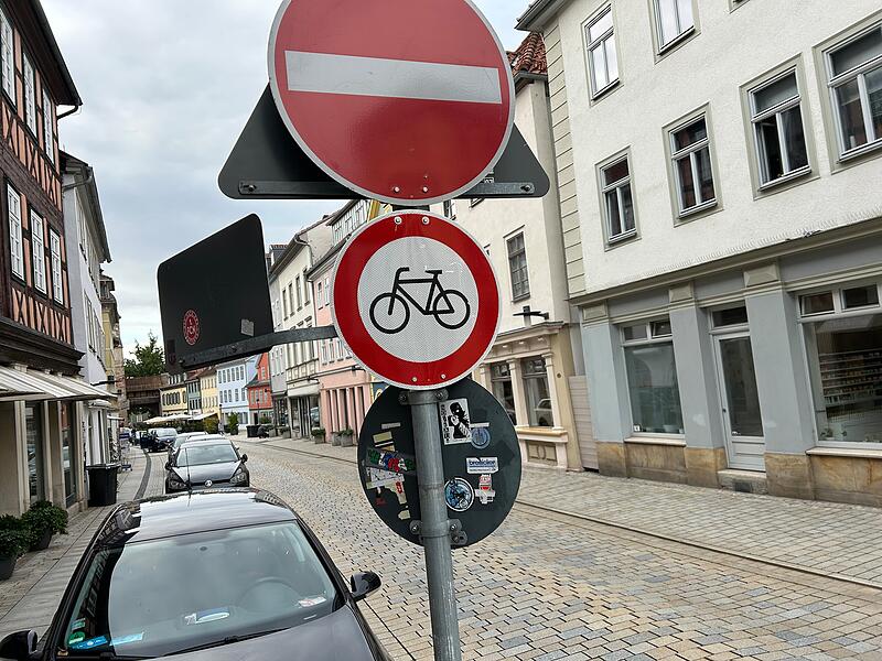 Blick in die Ketschengasse vom Albertsplatz in Richtung Ketschentor: Seit August dürfen Fahrradfahrer hier nicht mehr gegen die Einbahnstraßenrichtung befahren. Hauptargument: Es ist zu eng! Die Grünen beantragen jetzt, den vorhandenen Straßenraum neu zu planen.