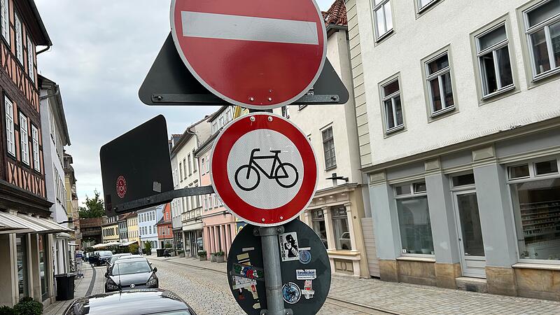 Blick in die Ketschengasse vom Albertsplatz in Richtung Ketschentor: Seit August d&uuml;rfen Fahrradfahrer hier nicht mehr gegen die Einbahnstra&szlig;enrichtung befahren. Hauptargument: Es ist zu eng! Die Gr&uuml;nen beantragen jetzt, den vorhandenen Stra&szlig;enraum neu zu planen.