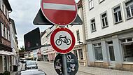 Blick in die Ketschengasse vom Albertsplatz in Richtung Ketschentor: Seit August dürfen Fahrradfahrer hier nicht mehr gegen die Einbahnstraßenrichtung befahren. Hauptargument: Es ist zu eng! Die Grünen beantragen jetzt, den vorhandenen Straßenraum neu zu planen.