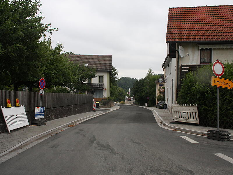 Blick in die Behringersm&uuml;hler Stra&szlig;e von Richtung Ortsmitte G&ouml;&szlig;weinstein aus.