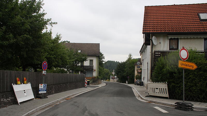 Blick in die Behringersm&uuml;hler Stra&szlig;e von Richtung Ortsmitte G&ouml;&szlig;weinstein aus.
