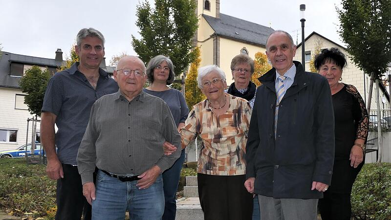 Jubilar Manfred Herz mit Ehefrau Maria (Mitte), Sohn Heinrich, Tochter Barbara und der Vorsitzenden der katholischen Gemeinschaft Gretel Purucker, Gerlinde Weiß und Bürgermeister Franz Uome (rechts). Jubilar Manfred Herz mit Ehefrau Maria (Mitte), Sohn Heinrich, Tochter Barbara und der Vorsitzenden der katholischen Gemeinschaft Gretel Purucker, Gerlinde Weiß und Bürgermeister Franz Uome (rechts).
