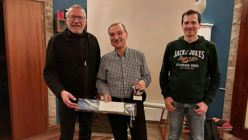 Detlev Gr&auml;upel und Marcus Engel bedankten sich bei Wolfgang H&uuml;lle (Mitte) f&uuml;r seinen Jahrzehnte langen Einsatz f&uuml;r den Verein mit einem Pr&auml;sent.