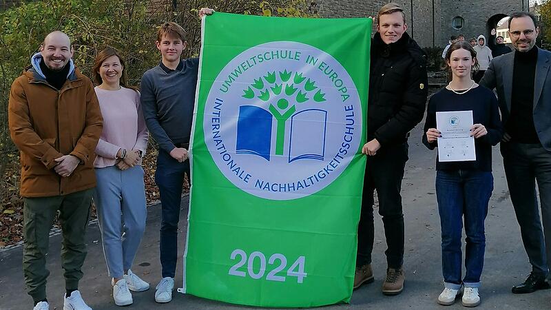 Stolz präsentieren Schüler und Lehrer des Egbert-Gymnasiums das Banner „Umweltschule in Europa“.