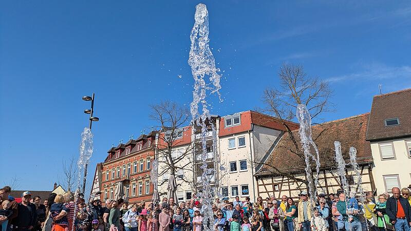 H&ouml;hepunkt der Er&ouml;ffnungsfeier: Das neue Font&auml;nenfeld auf dem Forchheimer Paradeplatz wurde in Betrieb genommen.
