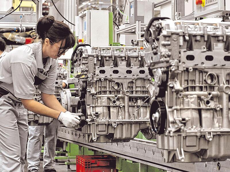 Was wird aus dem Verbrenner-Aus? Schwarz-Rot hat dazu noch keine gemeinsame Position gefunden. Aber auch in Brüssel liegt noch vieles im Ungewissen. Bald wird die EU über das Schicksal des Verbrennungsmotors entscheiden.    Was wird aus dem Verbrenner-Aus? Schwarz-Rot hat dazu noch keine gemeinsame Position gefunden. Aber auch in Brüssel liegt noch vieles im Ungewissen. Bald wird die EU über das Schicksal des Verbrennungsmotors entscheiden.   