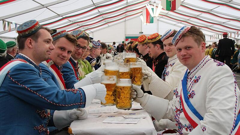 Anstoßen beim Festkommers am Pfingstmontagabend (Archivbild von 2019). Hier ist Alkoholkonsum erlaubt. Anstoßen beim Festkommers am Pfingstmontagabend (Archivbild von 2019). Hier ist Alkoholkonsum erlaubt.