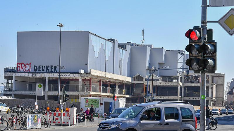 In &bdquo;Phi&ldquo; hat Ilon Musg das Bamberger Atrium gekauft.