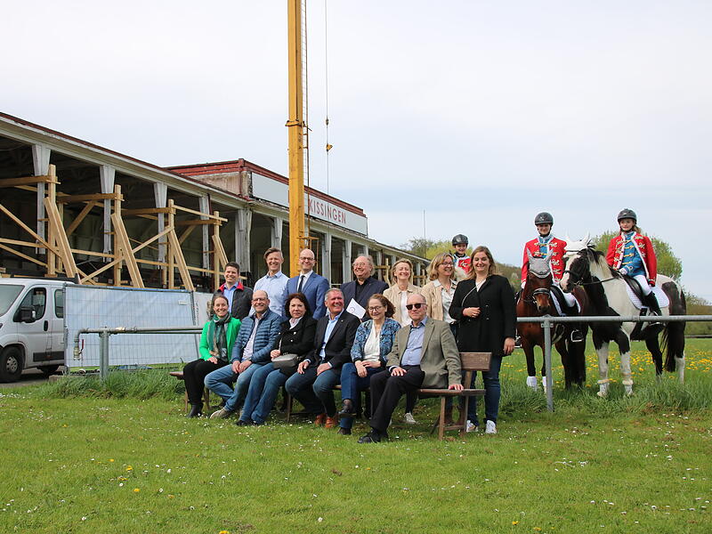 Spendenaktion zum Turniergebäude in Bad Kissingen Auf dem Bild zu sehen sind Vertreter der Stadt Bad Kissingen, des Segelfliegerclubs, des Reitvereins und der Deutschen Stiftung für Denkmalschutz.