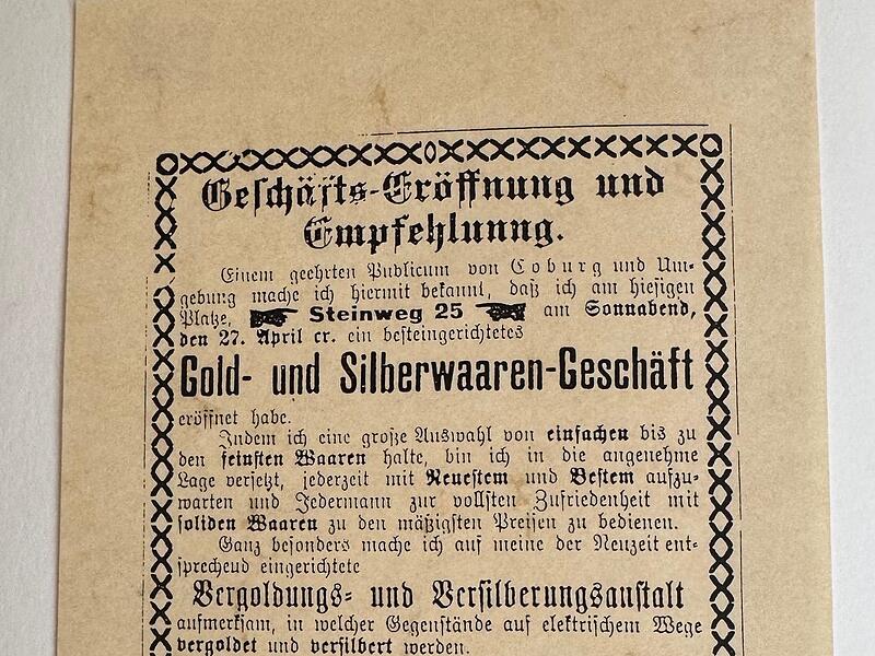 Historische Eröffnungsanzeige In der Coburger Zeitung erschien am 30. April 1895 diese Annonce. Emil Stahl verspricht: „Alle Reparaturen, sowie Aufpolieren aller Gold- und Silbersachen, Einsetzen von Steinen besorge ich billigst, sauber und promptest.“