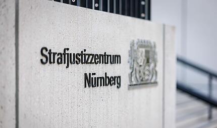Nach einem emotionalen Prozess ist am Freitag, 2. Oktober, das Urteil am Landgericht N&uuml;rnberg-F&uuml;rth gegen einen 44‑J&auml;hrigen aus H&ouml;chstadt gefallen, der seine eigene Mutter get&ouml;tet haben soll.