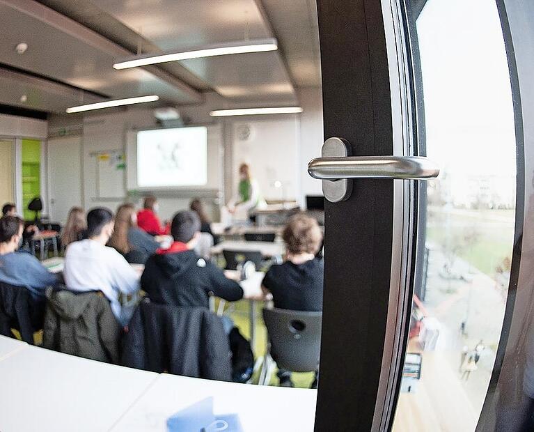 Der Markt Nordhalben hat die Anschaffung von Luftfiltern für die Schule und den Kindergarten ablehnt. Der Gemeinderat folgte damit dem Wunsch von Lehrern und Eltern. Stattdessen sollen die Räume häufiger gelüftet werden.