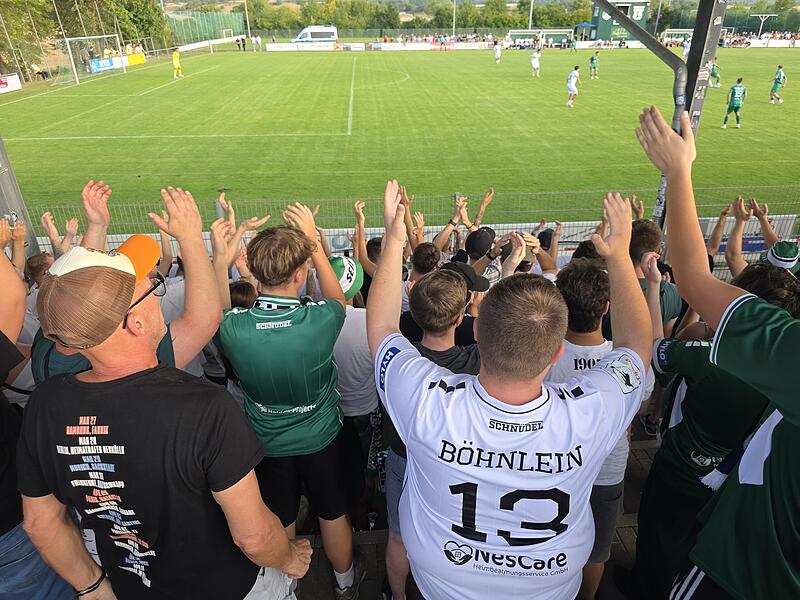 Große Unterstützung erhielten die Schnüdel von ihren Fans - diesmal ohne Pyro, ohne Böller. Große Unterstützung erhielten die Schnüdel von ihren Fans - diesmal ohne Pyro, ohne Böller.
