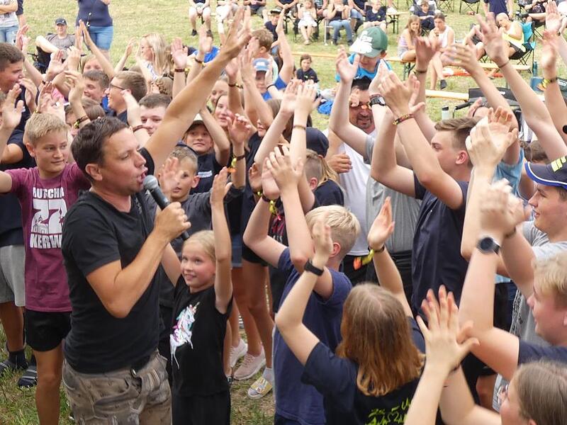 Die Dorfrocker geben das Heldentour-Abschlusskonzert beim Feuerwehr-Jugendzeltlager in Sulzbach