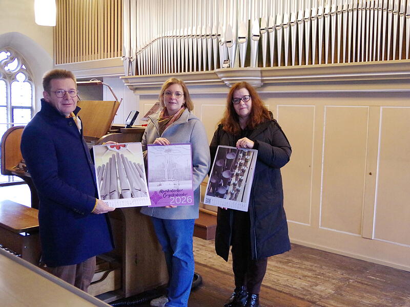 Pfarrer Achim Gerber, Vertrauensfrau Annalena Kestel (Mitte) und Dekanatskantorin Michaela Kerz freuen sich, den  musikalischen Orgelkalender pr&auml;sentieren zu k&ouml;nnen.