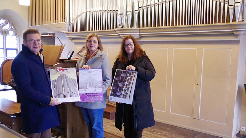Pfarrer Achim Gerber, Vertrauensfrau Annalena Kestel (Mitte) und Dekanatskantorin Michaela Kerz freuen sich, den  musikalischen Orgelkalender präsentieren zu können.
