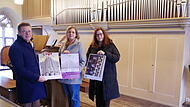 Pfarrer Achim Gerber, Vertrauensfrau Annalena Kestel (Mitte) und Dekanatskantorin Michaela Kerz freuen sich, den  musikalischen Orgelkalender präsentieren zu können.