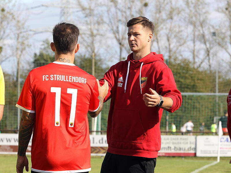 Noch 180 Bezirksliga-Minuten, dann ist f&uuml;r Michael Pf&auml;nder (rechts) und Dominik Sperlein in Strullendorf Schluss. Der FCS zieht sich in die Kreisklasse zur&uuml;ck.