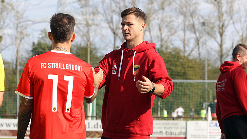 Noch 180 Bezirksliga-Minuten, dann ist f&uuml;r Michael Pf&auml;nder (rechts) und Dominik Sperlein in Strullendorf Schluss. Der FCS zieht sich in die Kreisklasse zur&uuml;ck.