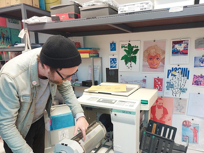 Daniel Becker erkl&auml;rt die Funktionsweise des Risographen.