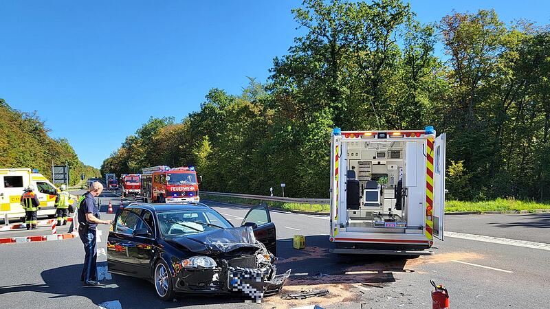 Die Feuerwehr band ausgelaufene Fl&uuml;ssigkeiten ab, die Polizei Bad Kissingen ermittelt.