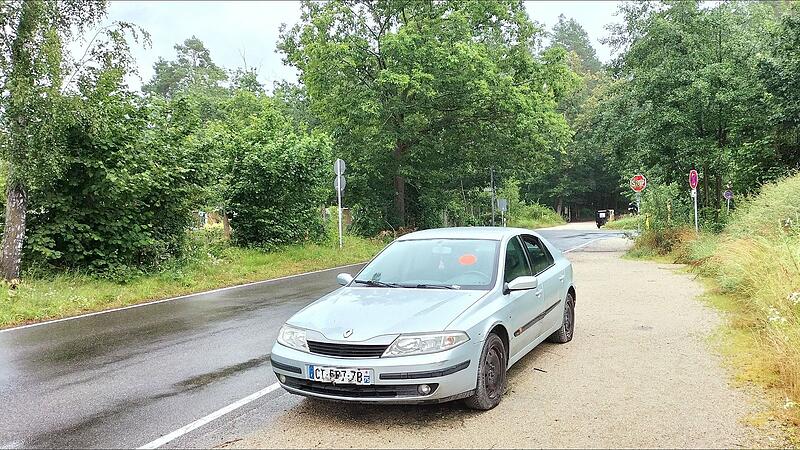 Das Schrottauto am Ende der Bamberger Moosstraße wurde im August abgeschleppt. Das Schrottauto am Ende der Bamberger Moosstraße wurde im August abgeschleppt.