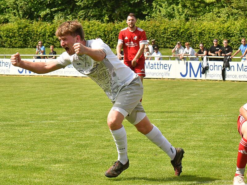 Philipp Pohl jubelt über die 1:0-Führung der SG Roth-Main gegen Weißenbrunn/Theisenort. Philipp Pohl jubelt über die 1:0-Führung der SG Roth-Main gegen Weißenbrunn/Theisenort.