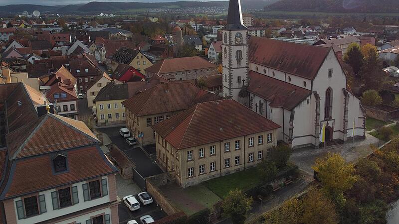 Die alte Volksschule zwischen Kellereischloss und Stadtpfarrkirche bietet Entwicklungspotenzial für betreutes Wohnen. Ende Januar werden dazu im Stadtrat Pläne vorgestellt.