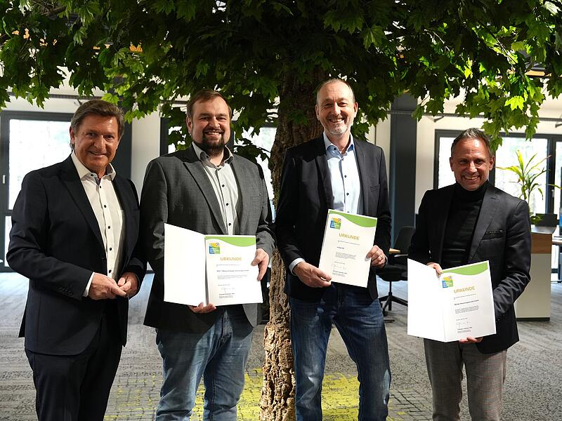 Umwelt- und Klimapakturkunden an W.E.T. Wasser Energie Technologie GmbH, inuwat AG und Richter Steuerungstechnik GmbH durch Umweltminister Glauber Übergabe der Urkunde (von rechts): Umweltminister Thorsten Glauber, Michael Ott (Geschäftsführer W.E.T. GmbH), Matthias Sesselmann (Geschäftsführer W.E.T. GmbH) und MdL Rainer Ludwig.