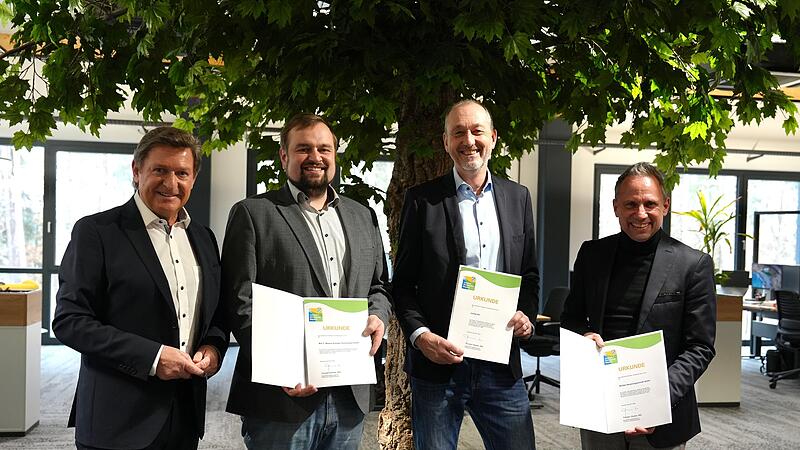 &Uuml;bergabe der Urkunde (von rechts):  Umweltminister Thorsten Glauber, Michael Ott (Gesch&auml;ftsf&uuml;hrer W.E.T. GmbH), Matthias Sesselmann (Gesch&auml;ftsf&uuml;hrer W.E.T. GmbH) und MdL Rainer Ludwig.