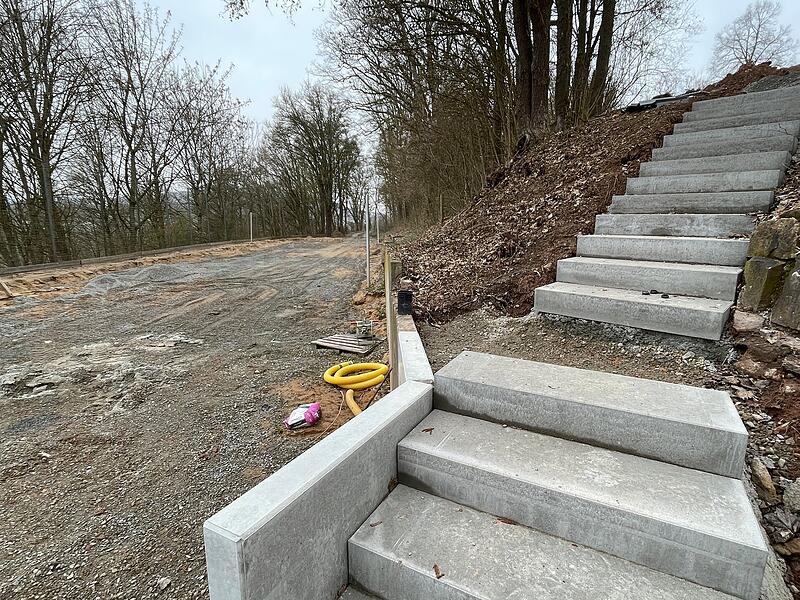 Eine neue Treppenanlage führt jetzt zu den Beachvolleyball-Plätzen.Das Terrassenschwimmbad in Bad Kissingen ist generalsaniert worden Eine neue Treppenanlage führt jetzt zu den Beachvolleyball-Plätzen.