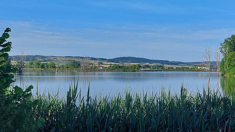 Blick &uuml;ber den Goldbergsee in Richtung Lauterberg, gesehen vom Spazierweg aus. Vom &bdquo;Goldstrand&ldquo; her ist nicht viel vom See zu sehen &ndash; Ufergeb&uuml;sch und &ndash; sehr h&auml;ufig &ndash; parkende Autos verstellen den Blick.