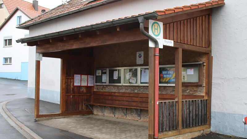 Diese Bushaltestelle komplett aus Holz steht in Wittershausen . Diese Bushaltestelle komplett aus Holz steht in Wittershausen .
