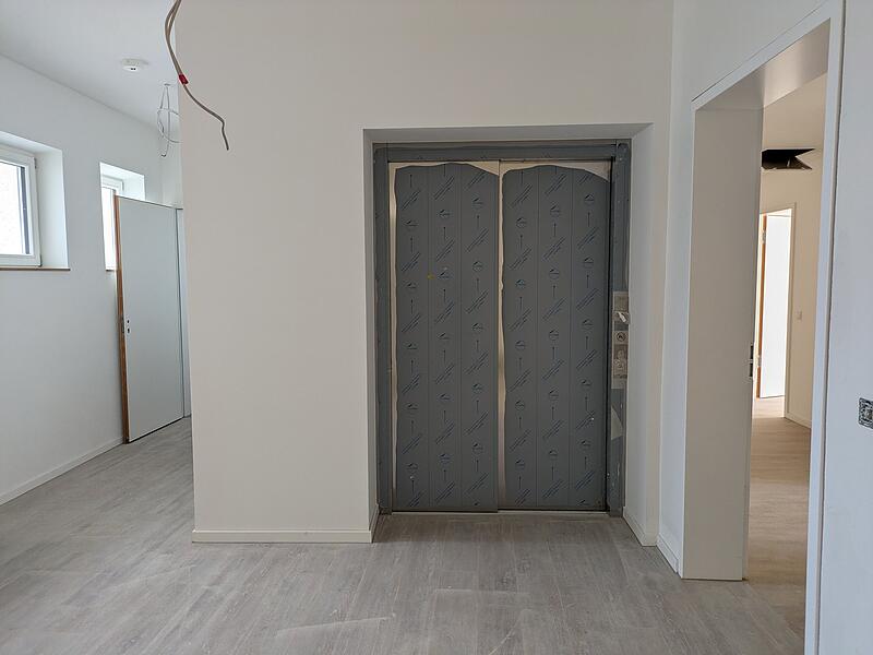 Jugendhaus Münnerstadt der Augustiner wird betreutes Wohnen der Carl von Heß SozialstiftungSanierung Münnerstädter Jugendhaus (Stand März) Neu ist ein Aufzug im Haus.