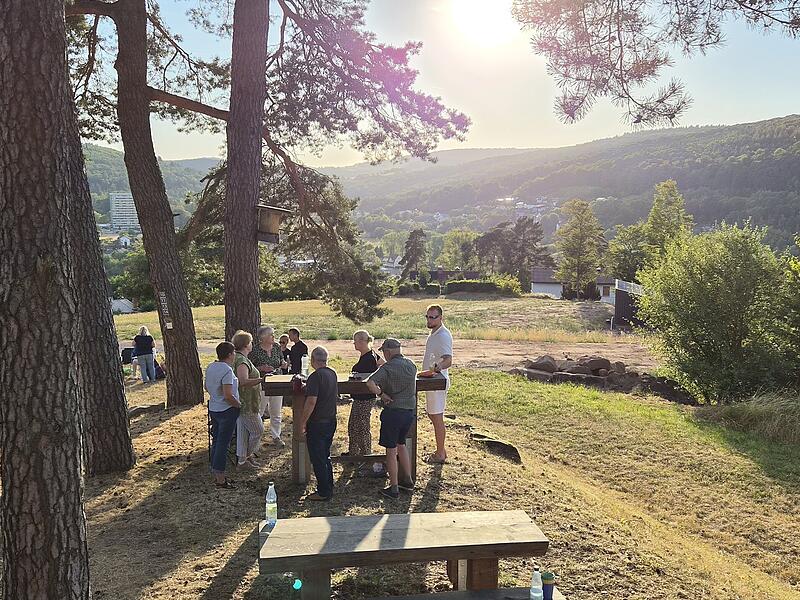 An der Grillh&uuml;tte Edelruh in Bad Br&uuml;ckenau haben am 12. August 2026 Interessierte die Sonnenfinsternis beobachtet.