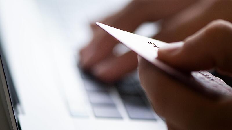 Eine 31-Jährige aus Heroldsberg hat übers Internet mehrere Personen um Tausende von Euros gebracht.