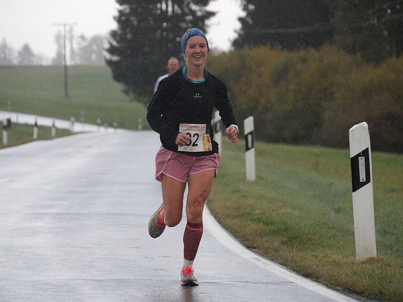 Trotz nasskaltem Herbstwetter lie&szlig;en sich die Sportler den Spa&szlig;  beim 38. Frankenwaldlauf der LG Ludwigschorgast nicht vermiesen.