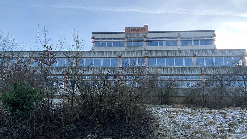 Nicht schön, aber praktisch ist das ehemalige Berufsbildungszentrum in Münnerstadt. In den beiden unteren Stockwerken soll nun ein Hort für 200 Kinder entstehen. Nicht schön, aber praktisch ist das ehemalige Berufsbildungszentrum in Münnerstadt. In den beiden unteren Stockwerken soll nun ein Hort für 200 Kinder entstehen.