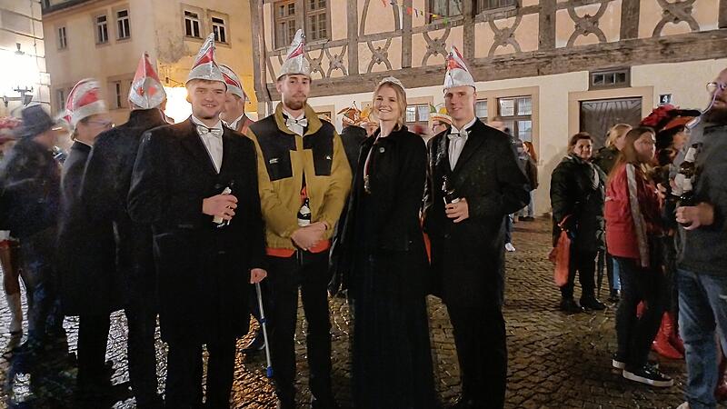 Rathaussturm in Bad Kissingen: Vor dem Rathaus wird gefeiert.