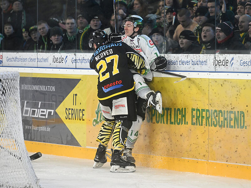 Schwarzer Faschingsdienstag f&uuml;r Leon Dalldush (hinten) und den H&ouml;chstadter EC: Bei den Bayreuth Tigers um Ex-Alligator Ondrej Nedved setzte es eine empfindliche Niederlage.