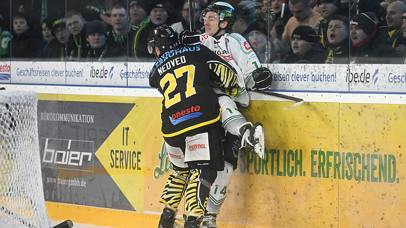 Schwarzer Faschingsdienstag f&uuml;r Leon Dalldush (hinten) und den H&ouml;chstadter EC: Bei den Bayreuth Tigers um Ex-Alligator Ondrej Nedved setzte es eine empfindliche Niederlage.