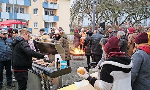 Das Wintergrillen bot Gelegenheit f&uuml;r Austausch, Begegnung und Gespr&auml;che im Stadtteil.