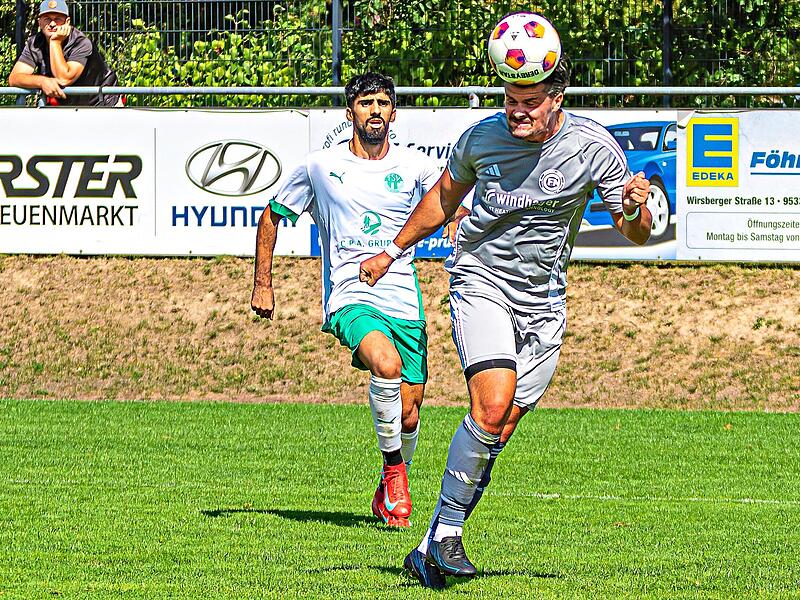 Alexander Streng (vorne) f&auml;hrt mit dem FC Neuenmarkt zum punktgleichen FC Creu&szlig;en.