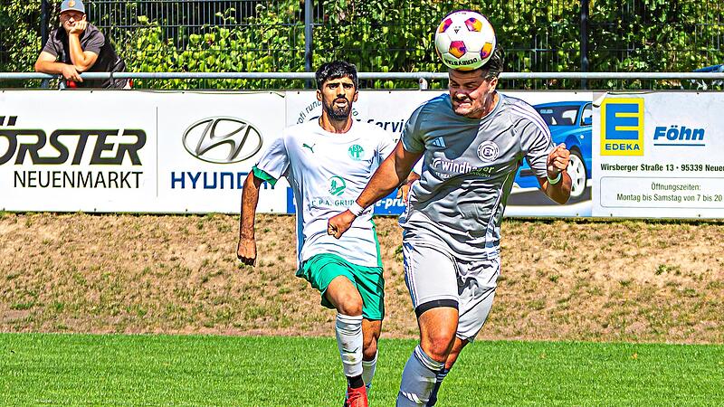 Alexander Streng (vorne) f&auml;hrt mit dem FC Neuenmarkt zum punktgleichen FC Creu&szlig;en.