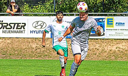 Alexander Streng (vorne) f&auml;hrt mit dem FC Neuenmarkt zum punktgleichen FC Creu&szlig;en.
